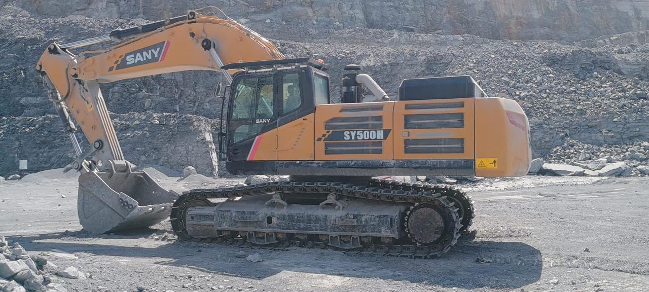 SY500H vista lateral em pedreira